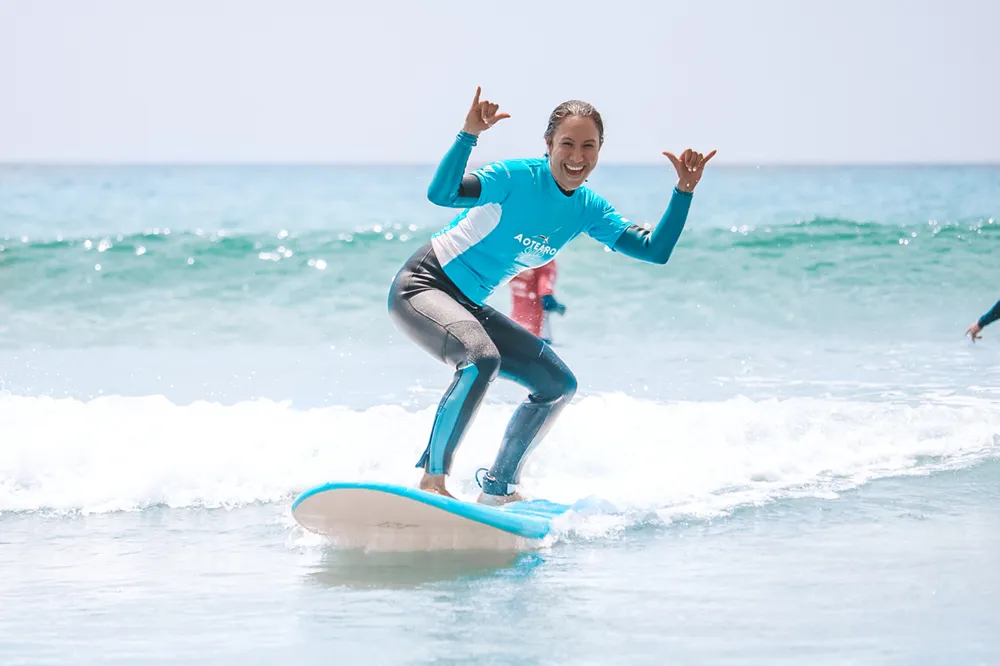 Sista throwing a shaka mid ride on a coached session